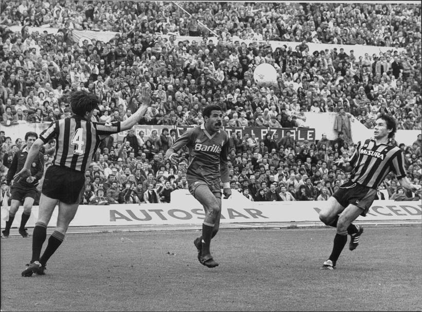 1 aprile 1984, Roma - Inter: Cerezo tra Daniel Passarella (di spalle) e Giuseppe Baresi (Ansa)